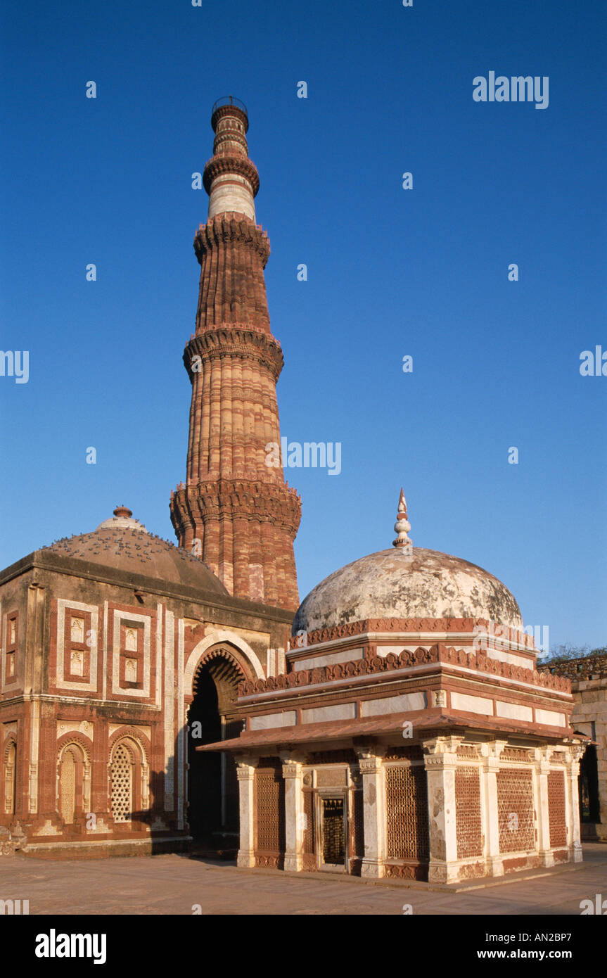 Mosquée de Qutb Minar Tour victoire / / Minaret, Delhi, Uttar Pradesh, Inde Banque D'Images