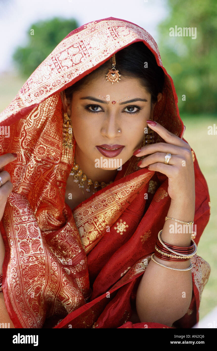 Femme vêtue de Sari / Costume traditionnel, Mumbai (Bombay), Maharashtra,  Inde Photo Stock - Alamy