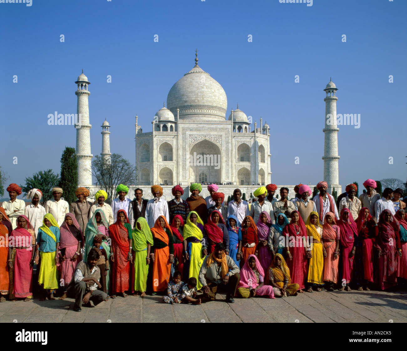 Taj Mahal / population locale, Agra, Uttar Pradesh, Inde Banque D'Images