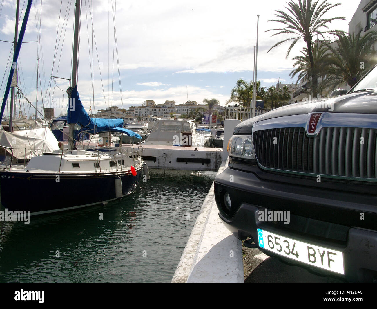 Lincoln Navigator et location de bateaux, Puerto Banus, Costa del Sol, Espagne, Europe, Banque D'Images
