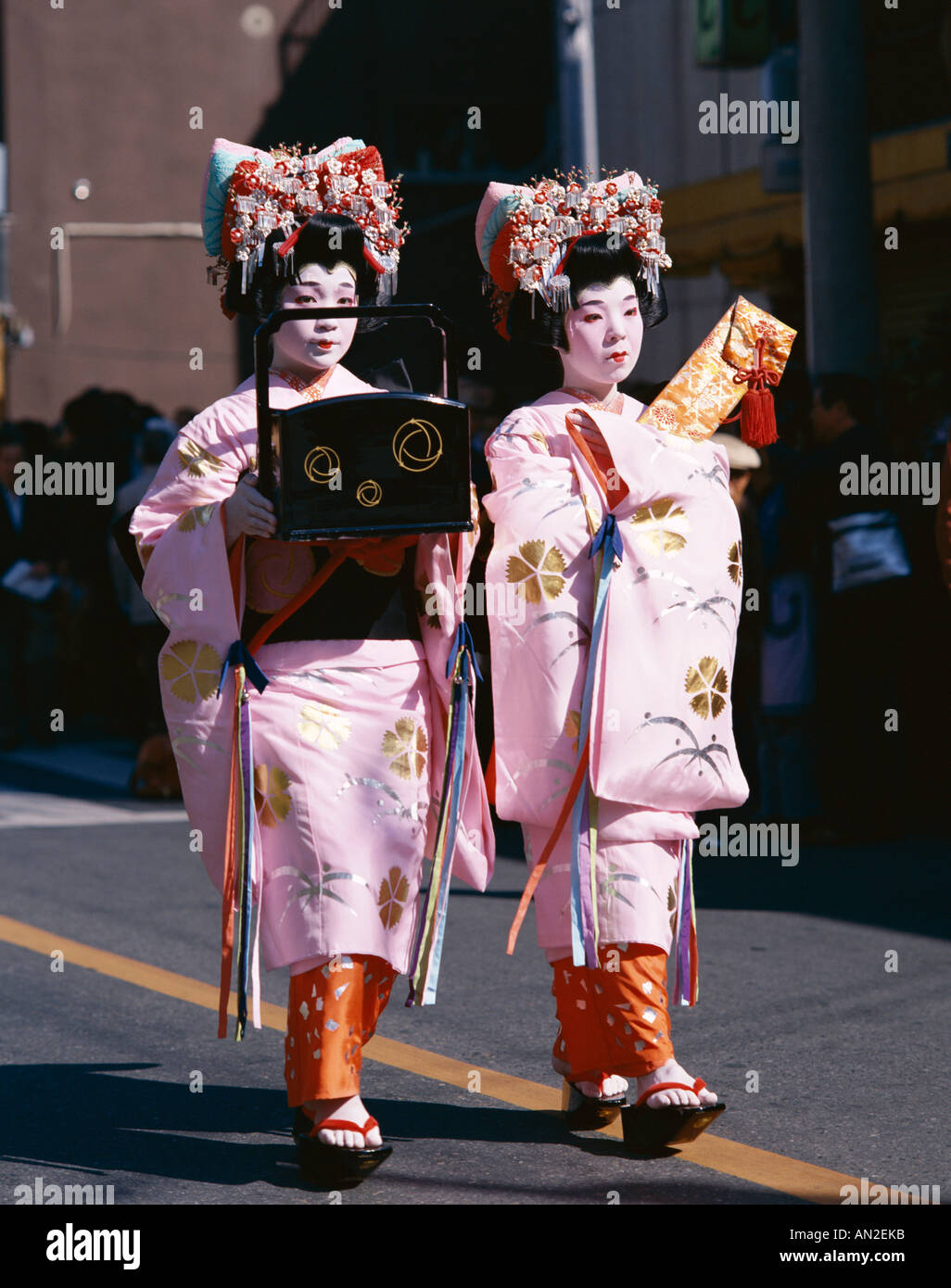 Defile de Geisha Geishas habille en costume traditionnel Kimono Kyoto Honshu Japan Photo Stock Alamy