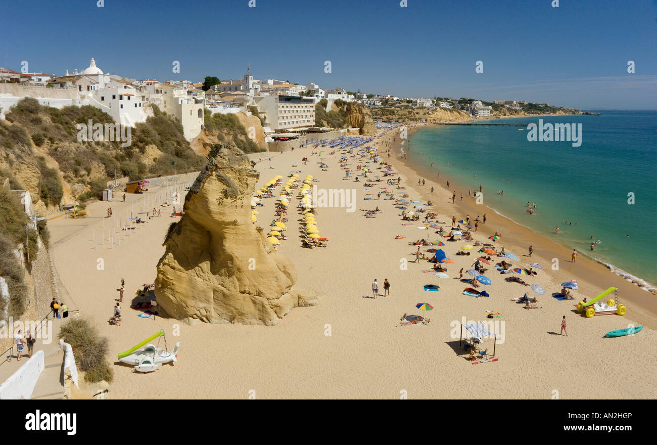 Albufeira, Praia do Peneco, en été Banque D'Images