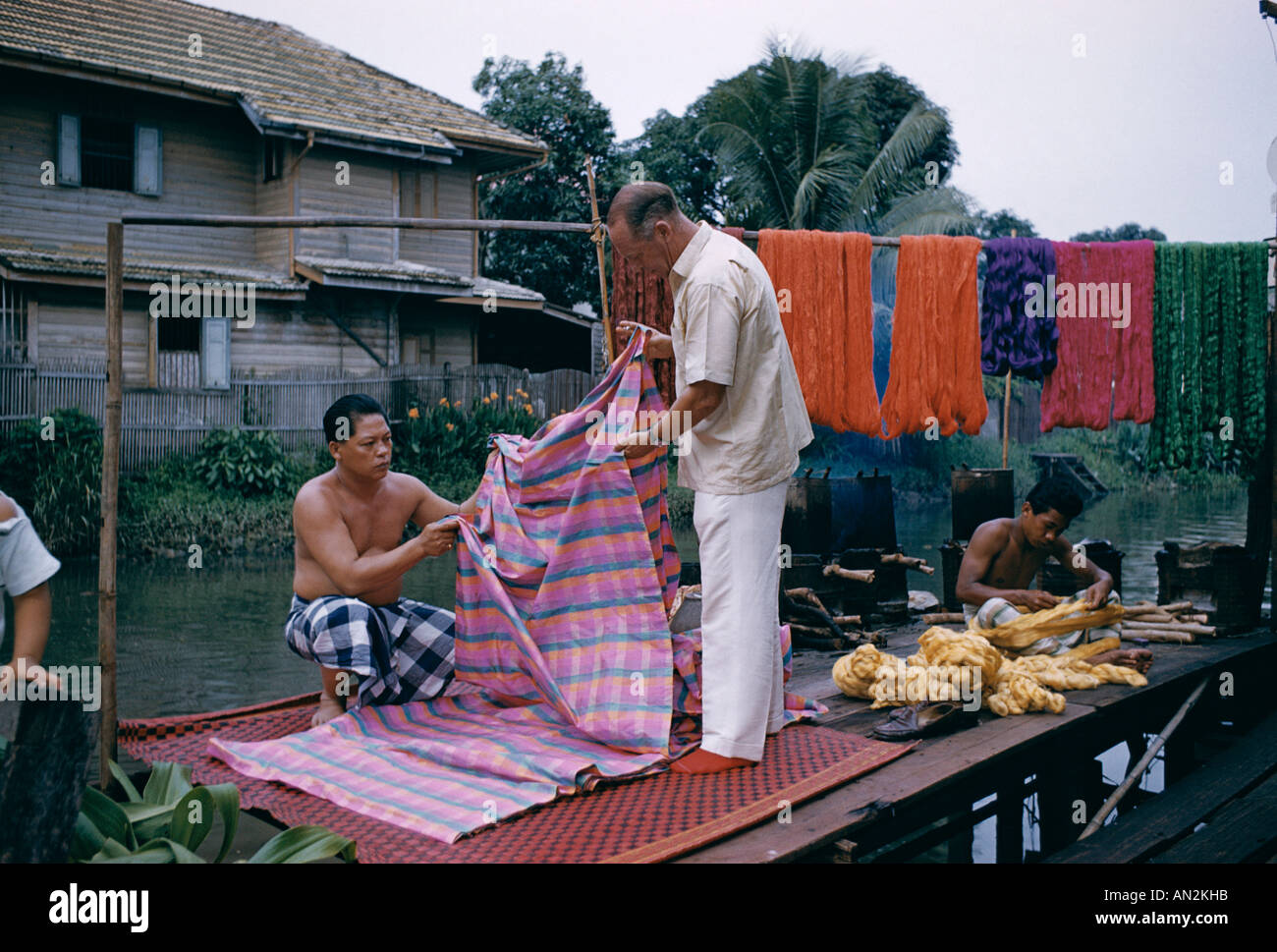 La soie thaïlandaise / Jim Thompson Soie Inspection , Bangkok, Thaïlande Banque D'Images