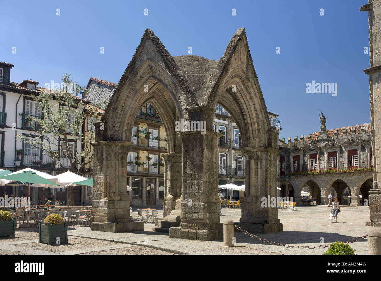 Au Portugal, la Costa Verde, Minho District, Nossa Senhora da Oliveira Square, la Croix gothique dans le Pdadrao n monument Salado Banque D'Images