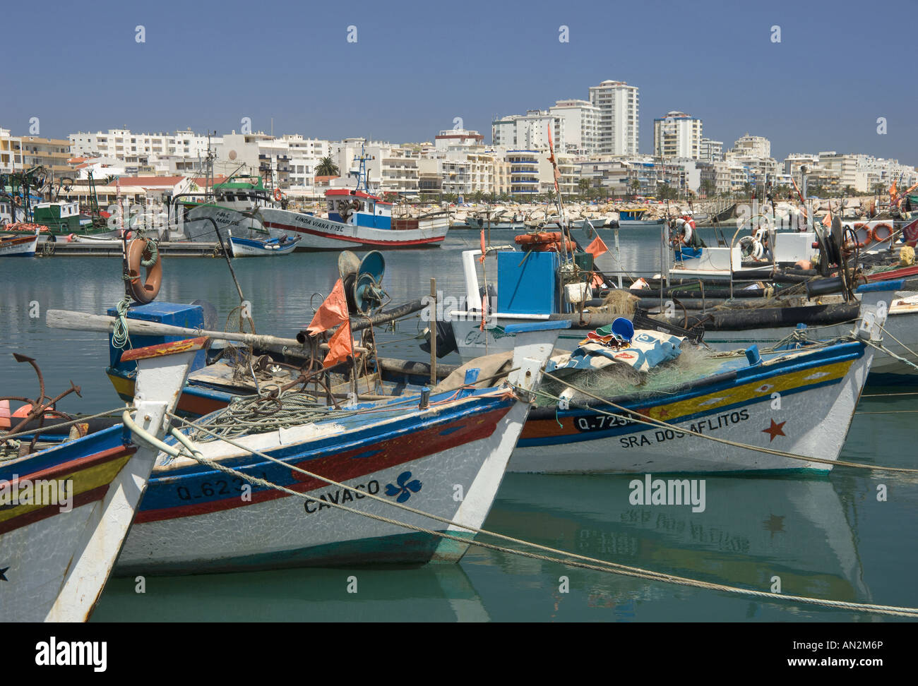 Le Portugal, l'Algarve, Quarteira, bateaux de pêche dans le port Banque D'Images