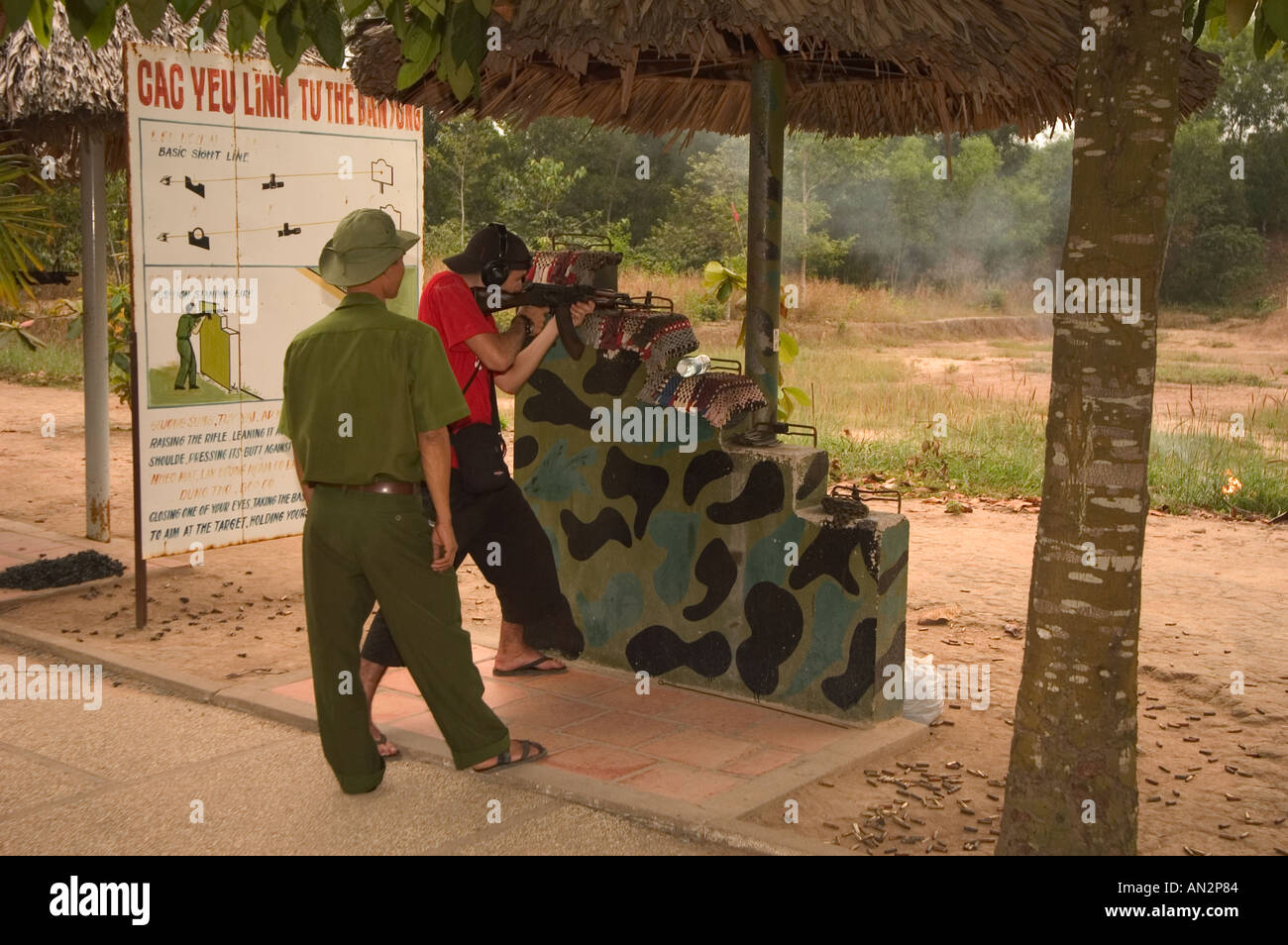 Portée de tir Les Tunnels de Cu Chi le sud du Vietnam Banque D'Images