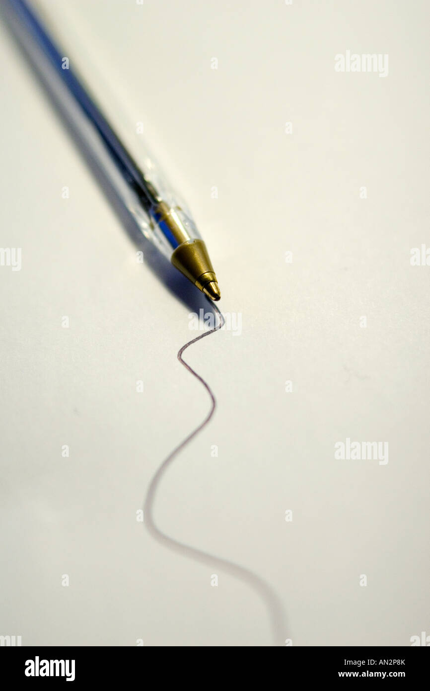 Un stylo à bille, un trait sur une feuille de papier Photo Stock - Alamy