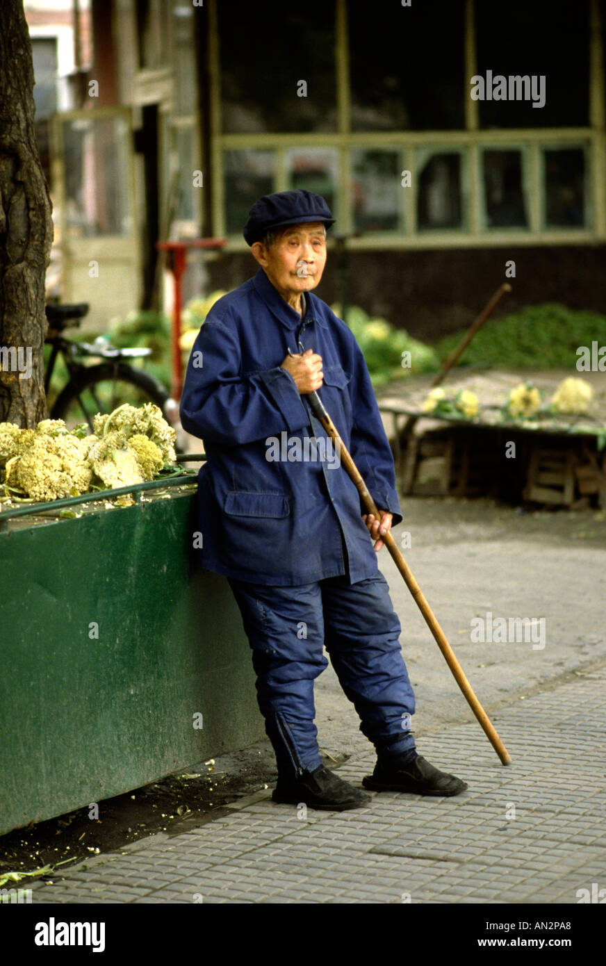 Vieil homme en costume mao. La Chine Yangshou. Banque D'Images