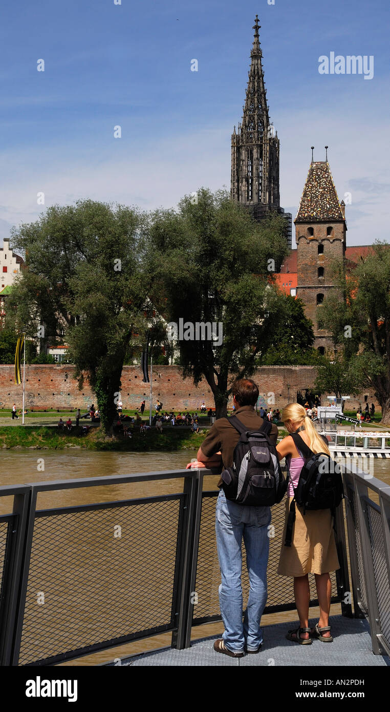 Photo de couple avec vue sur le Danube à Ulm en Allemagne Banque D'Images