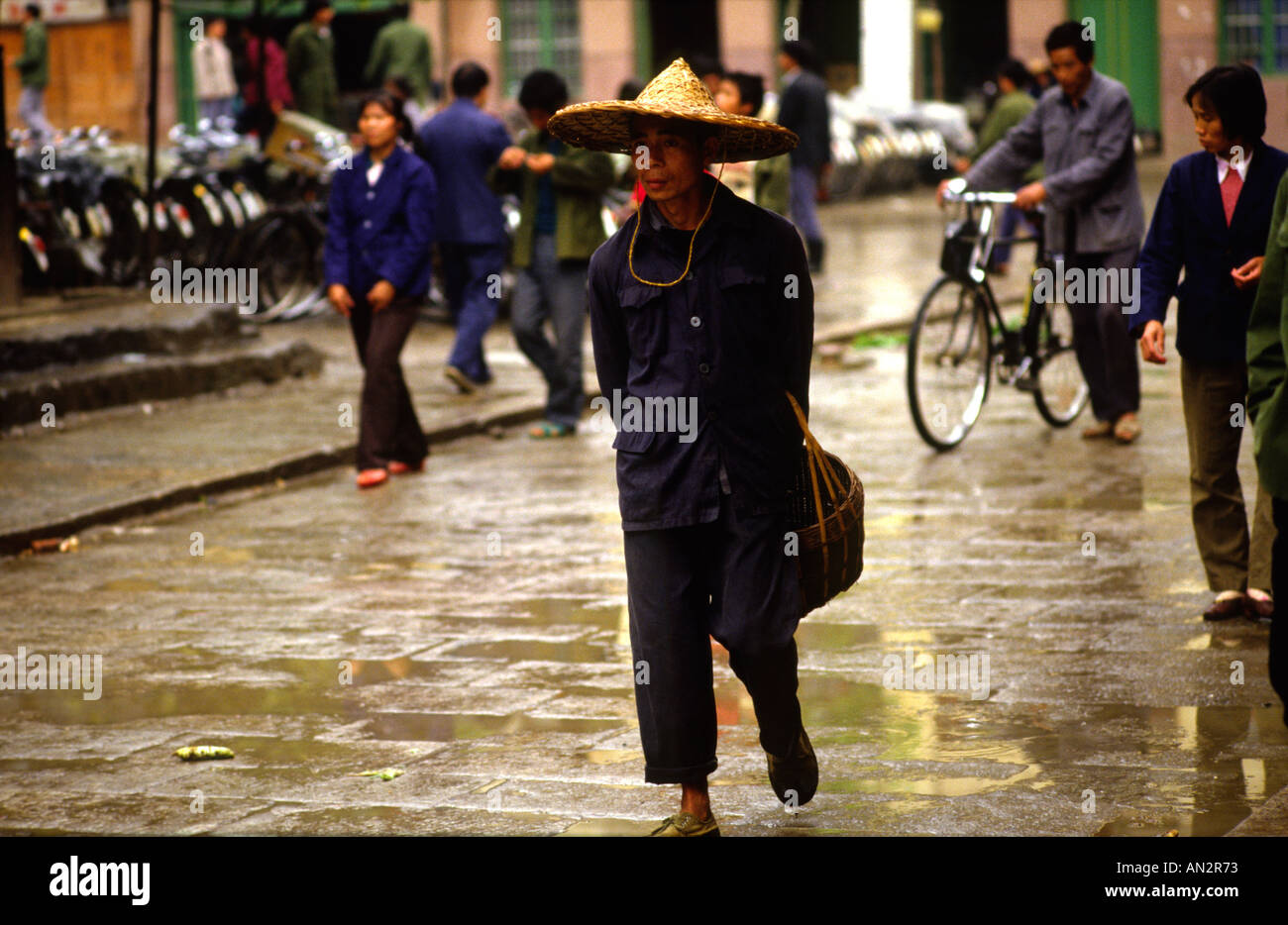Homme portant un costume mao dans la rue Yangshou la Chine. Banque D'Images