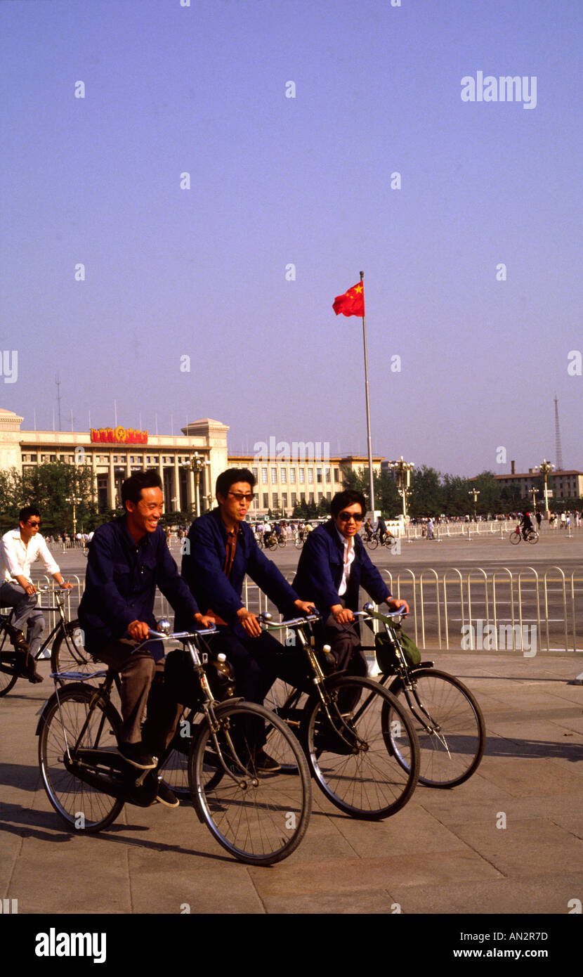 Cyclisme hommes place Tiananmen. La Chine. Banque D'Images