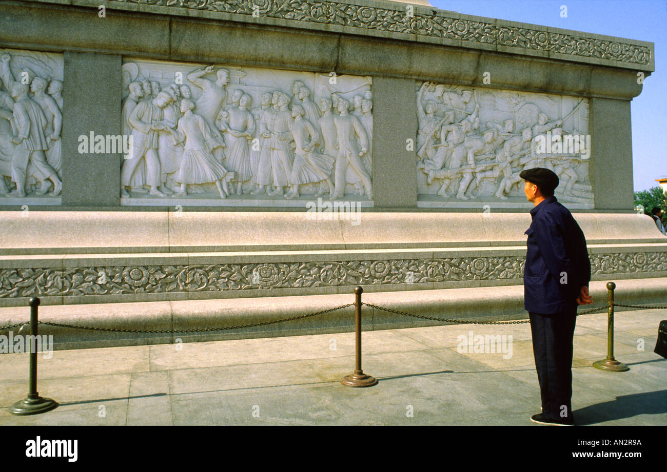 L'homme en costume mao près du monument à l'extérieur du mausolée du président Mao. Banque D'Images