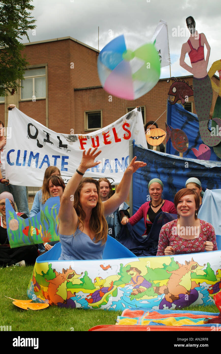 Les manifestants contre le changement climatique en face d'une bannière à la raffinerie de Grangemouth, en Écosse, au Royaume-Uni (rédaction uniquement). Banque D'Images