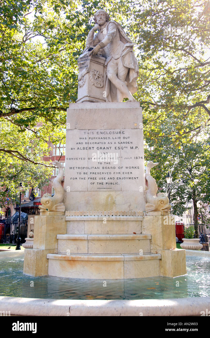 La statue de William Shakespeare dans Leicester Square, Londres, avec l'inscription 'il n'y a pas de ténèbres, mais l'ignorance'. Banque D'Images