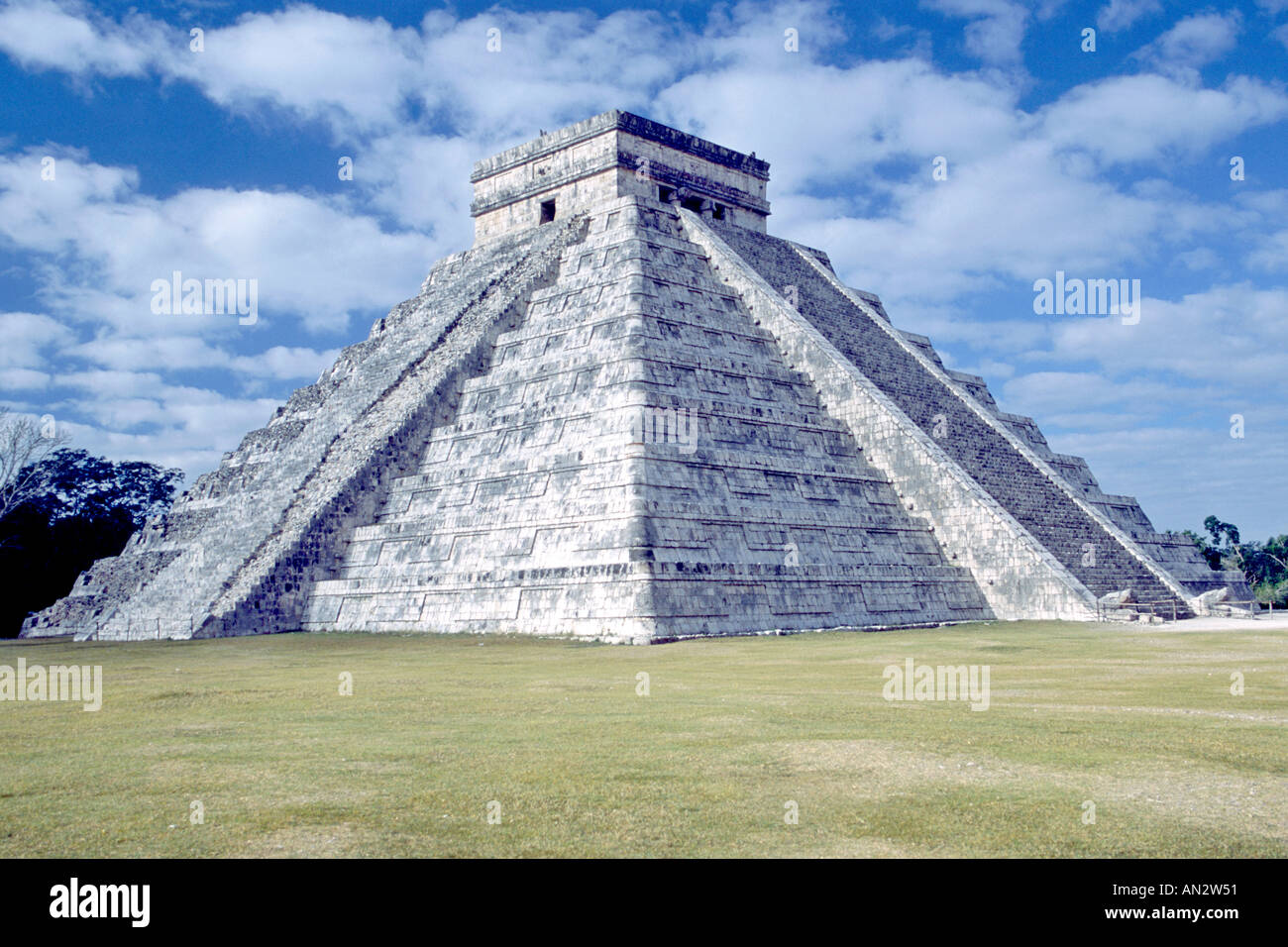 "El Castillo", la pièce maîtresse de la pyramide Chichen Itza ruines mayas dans l'état du Yucatan au Mexique. Banque D'Images