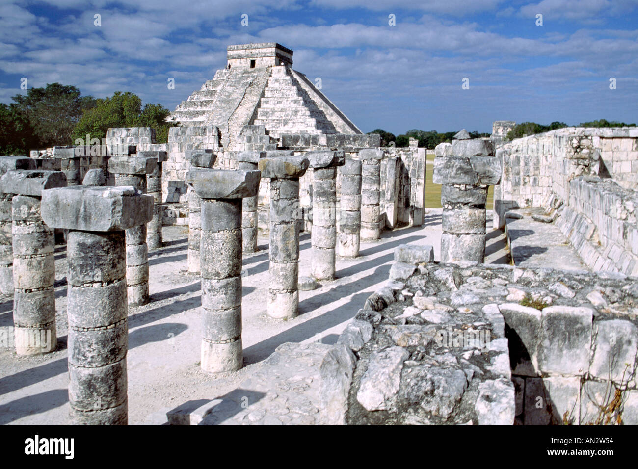 El Castillo et le Temple des Mille Colonnes en ruines mayas de Chichen Itza au Mexique. Banque D'Images