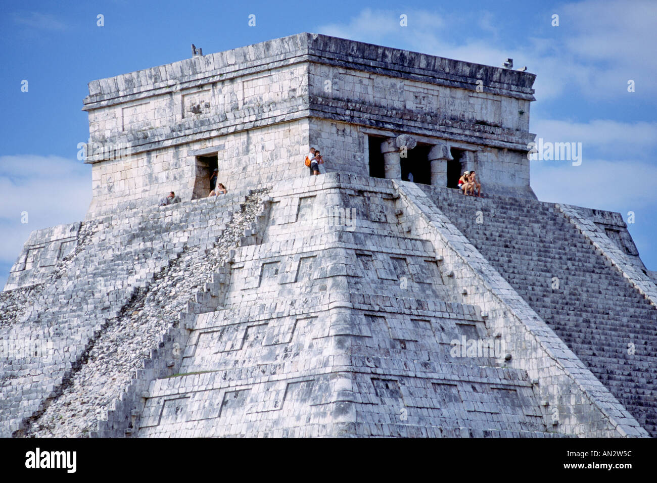 Les touristes au sommet "El Castillo", la pièce maîtresse de la pyramide Chichen Itza ruines mayas dans l'état du Yucatan au Mexique. Banque D'Images