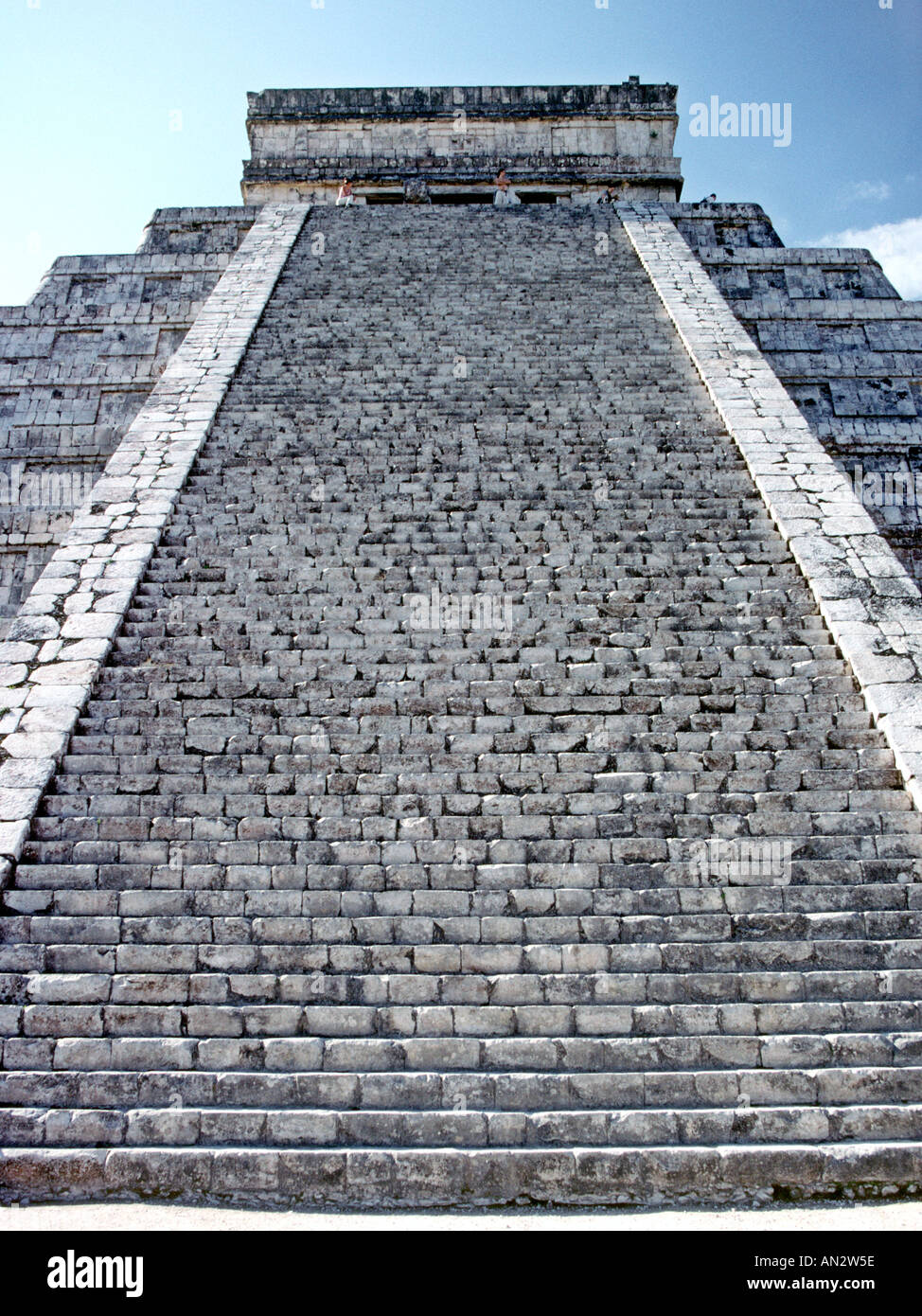 Les 91 étapes de "El Castillo", le point focal de l'historique du site archéologique de Chichen Itza au Mexique de l'état du Yucatan. Banque D'Images