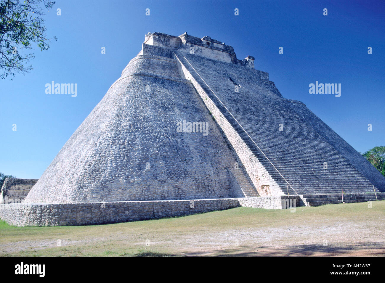 La pyramide des magiciens', une partie de l'Uxmal maya au Mexique. Banque D'Images