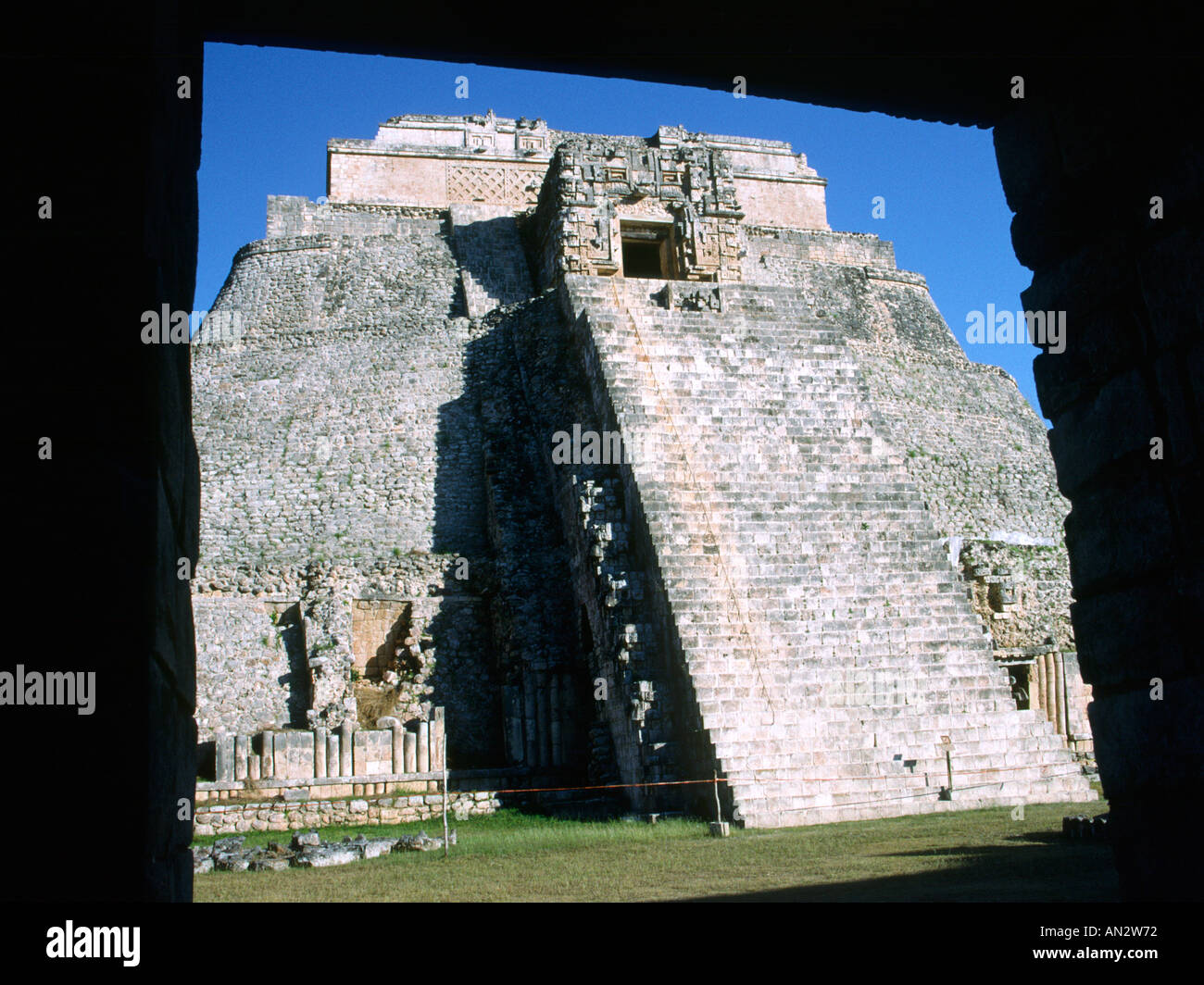 La pyramide du magicien, une partie de l'Uxmal ruines mayas dans l'état du Yucatan au Mexique. Banque D'Images