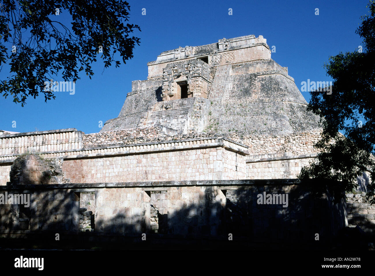 La pyramide du magicien, une partie de l'Uxmal ruines mayas dans l'état du Yucatan au Mexique. Banque D'Images