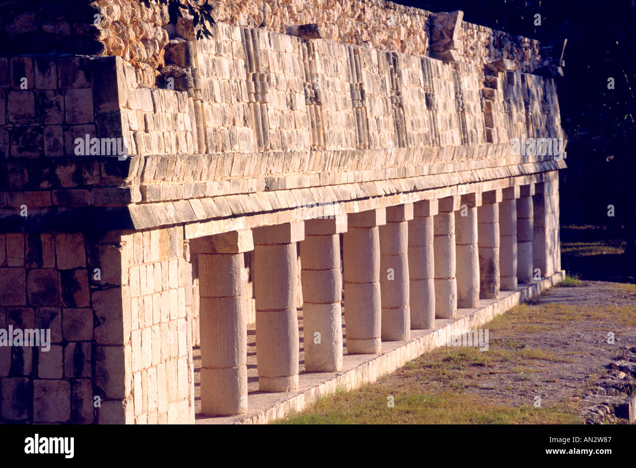 Détail de piliers et des sculptures dans l'Uxmal maya au Mexique. Banque D'Images