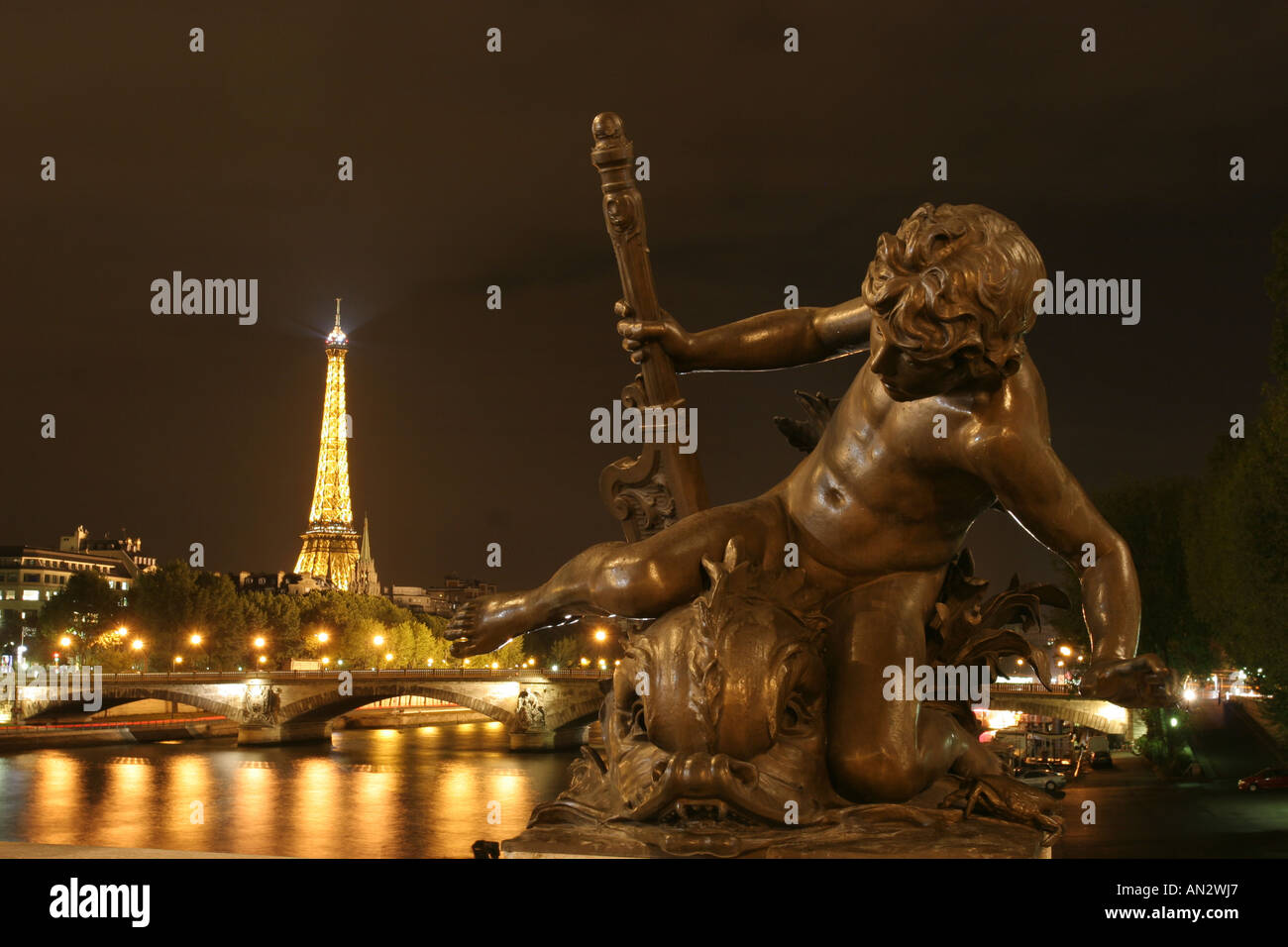 Vue sur la Tour Eiffel de nuit depuis le Pont Alexandre III Banque D'Images