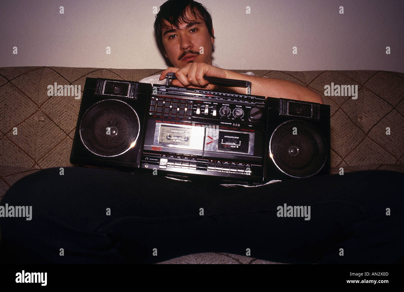 Young Hispanic Male avec radio, Boom Box, Musique Banque D'Images