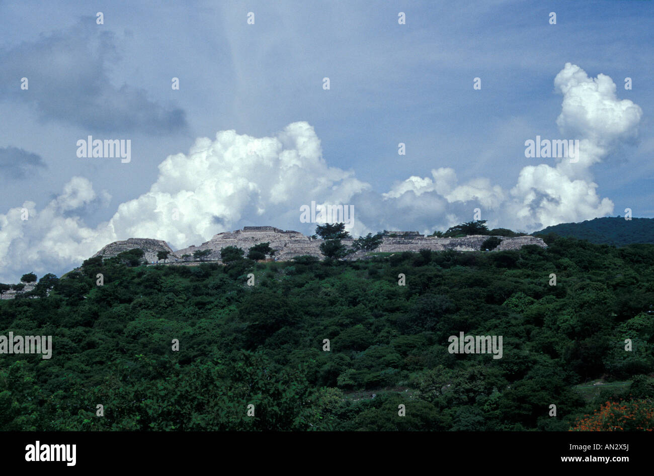 Les ruines perchées de Xochicalco près de Cuernavaca, Morelos, Mexique. Banque D'Images
