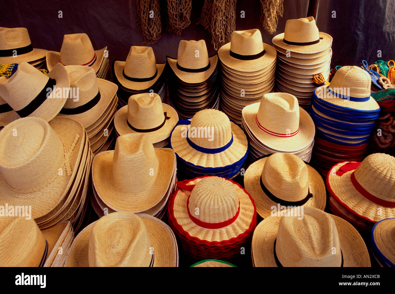 Les chapeaux de paille, chapeaux pour la vente, des chapeaux en vente, des  chapeaux, de la ville de Chichicastenango, Chichicastenango, El Quiché, El  Quiché, Guatemala, Amérique centrale Photo Stock - Alamy