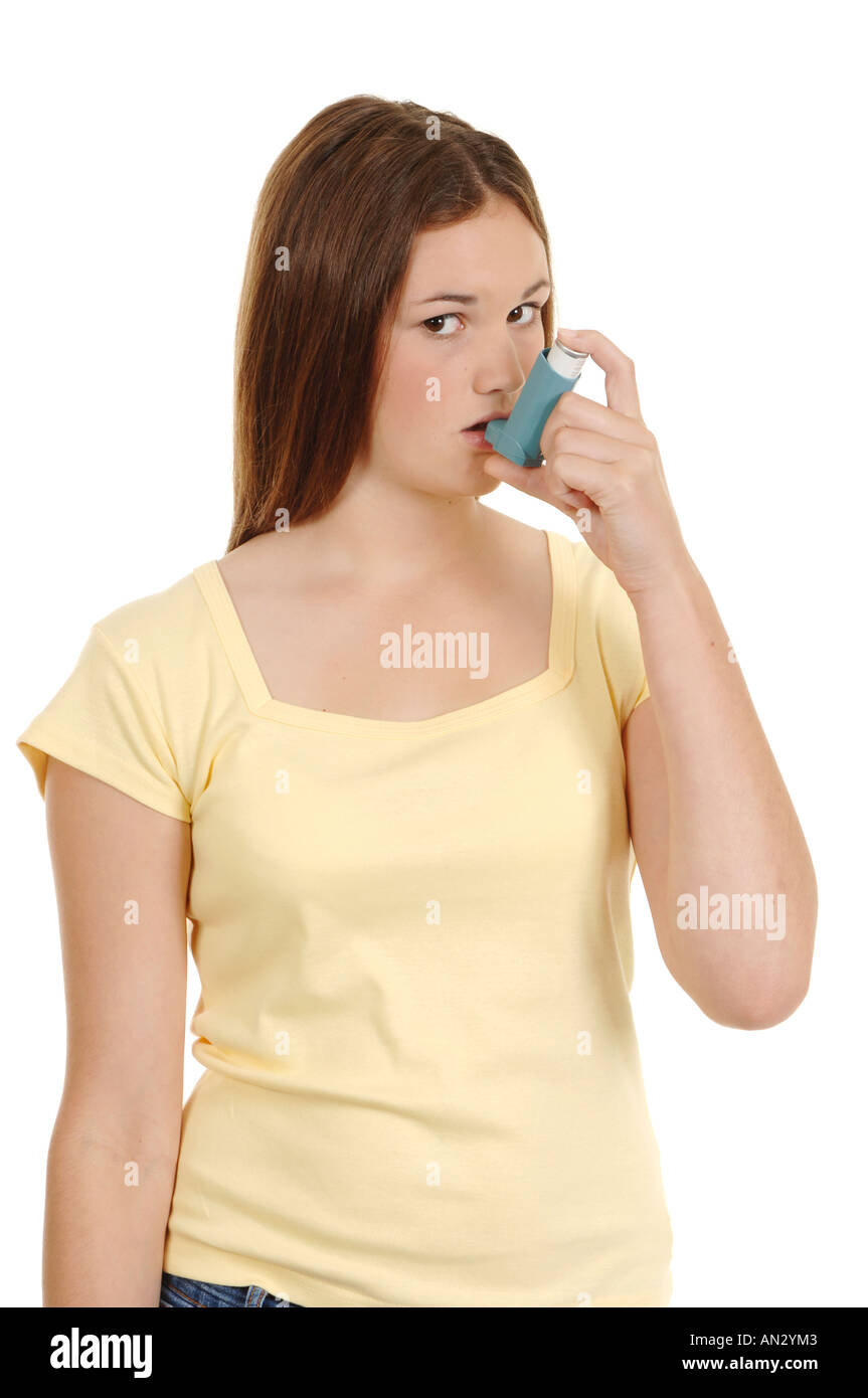 Une adolescente à l'aide d'un inhalateur d'asthme Banque D'Images