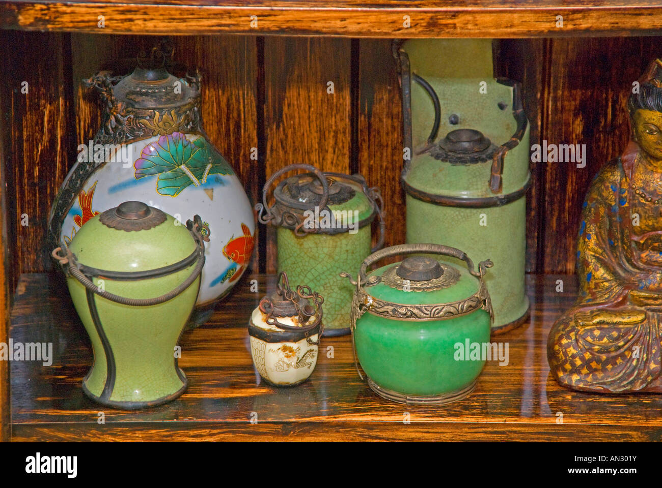 Une collection de meubles anciens tuyaux d'opium d'Asie Banque D'Images