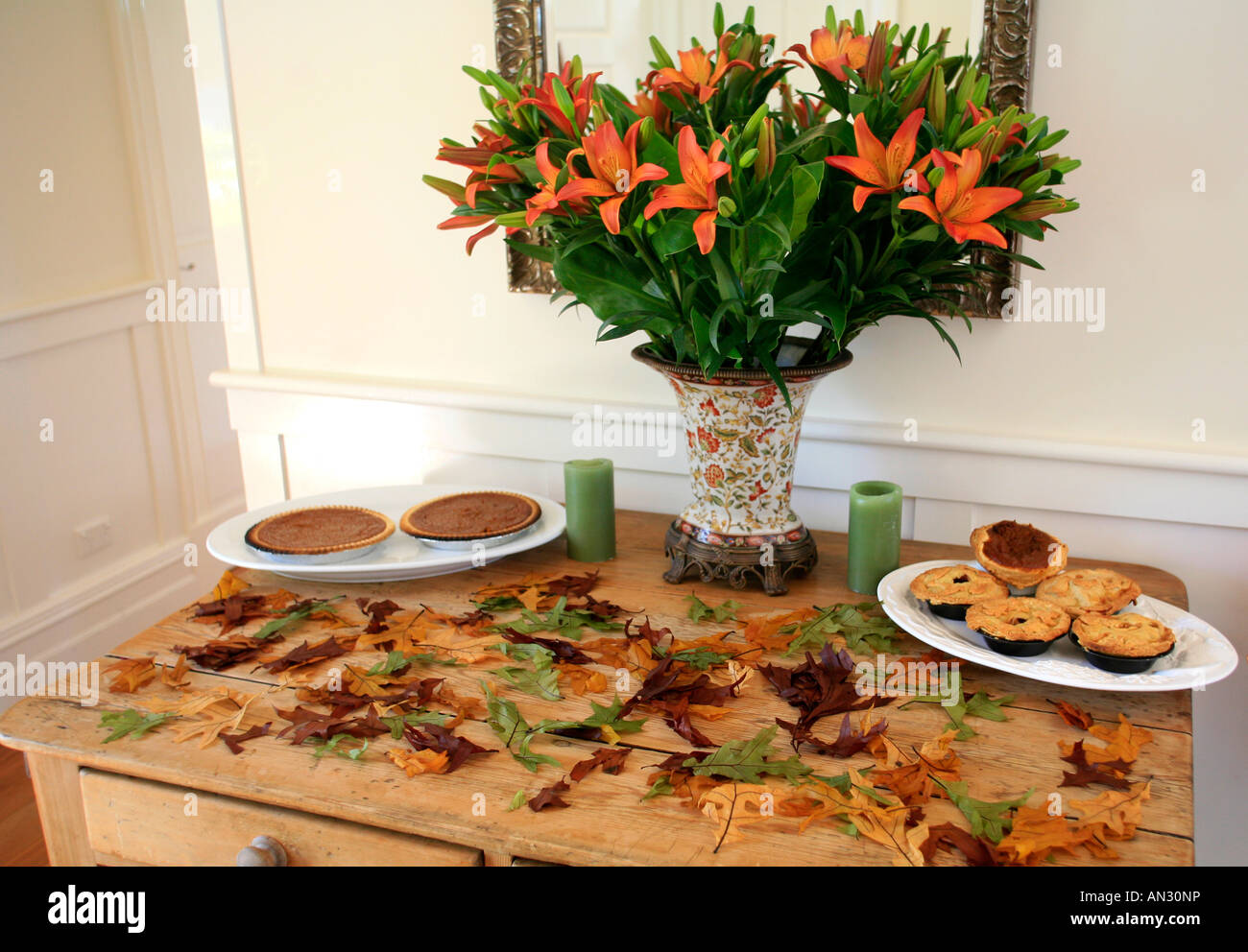 Fleurs et feuilles de l'automne font partie d'une décoration de grâce à l'entrée d'une maison Banque D'Images