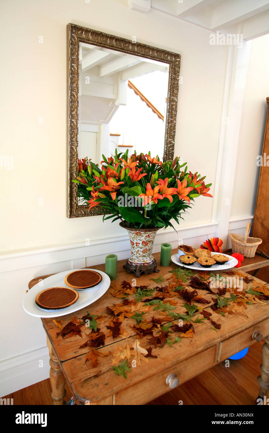 Fleurs et feuilles de l'automne font partie d'une décoration de grâce à l'entrée d'une maison Banque D'Images
