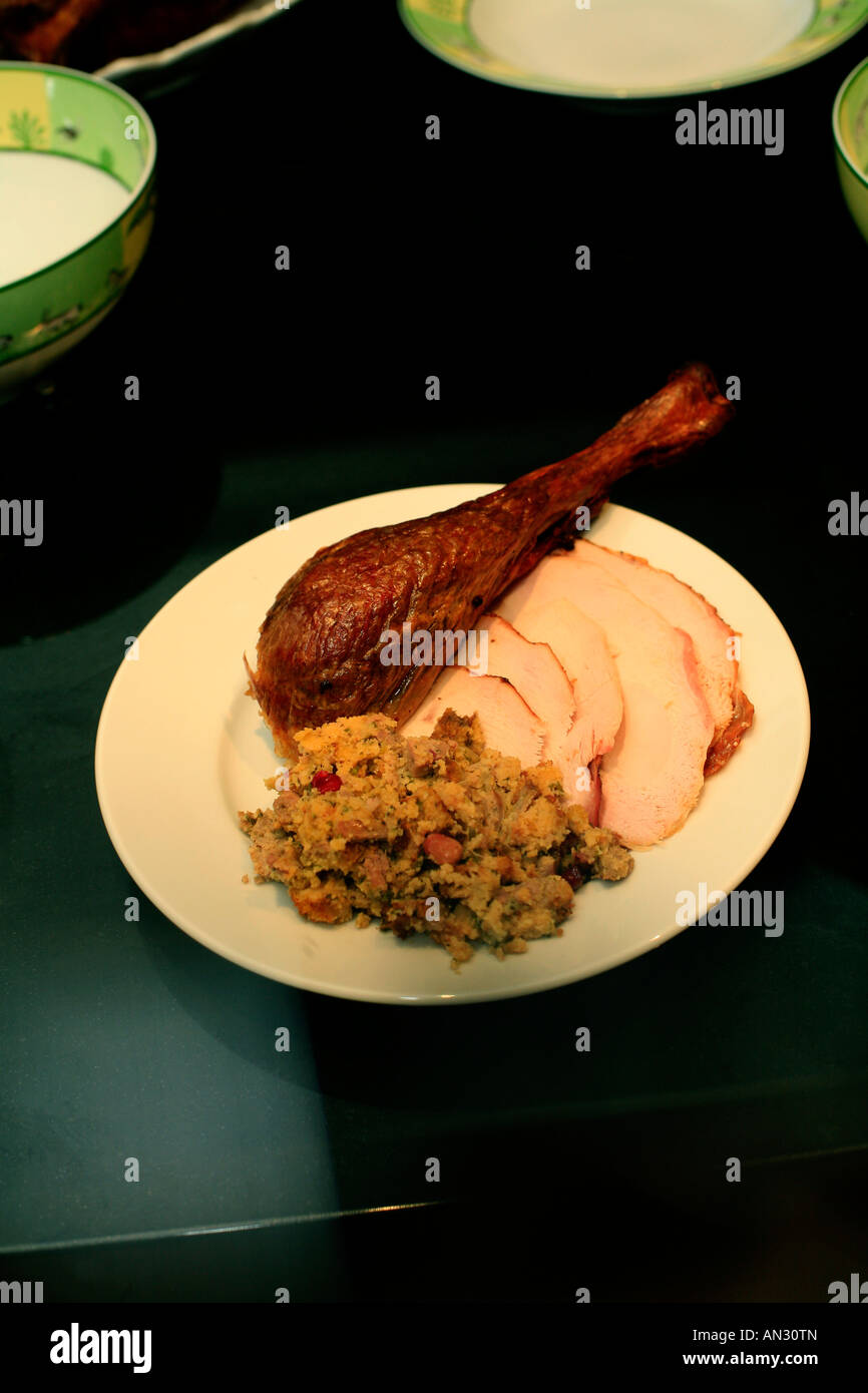 Cuisse de dinde farce et tranches de viande faire la base d'un repas de Thanksgiving Banque D'Images