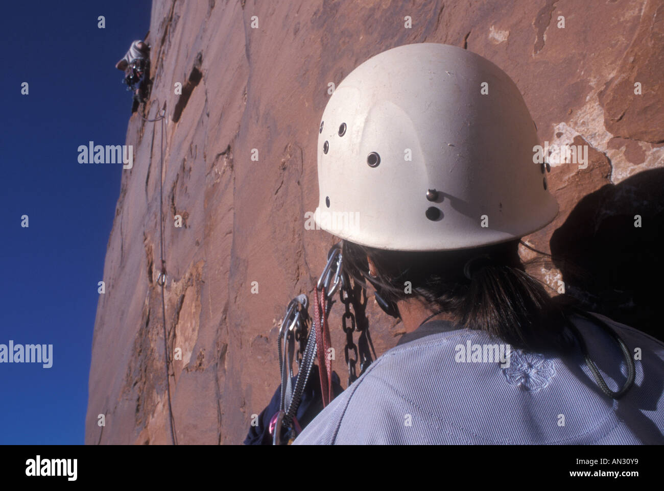 Female rock climber l'assurage son partenaire Banque D'Images