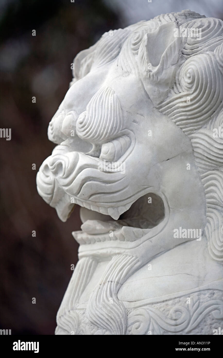 USA, Texas, Katy. En sculptures chinoises d'un lion dans la Cité interdite dans les jardins de Katy au Texas. Banque D'Images