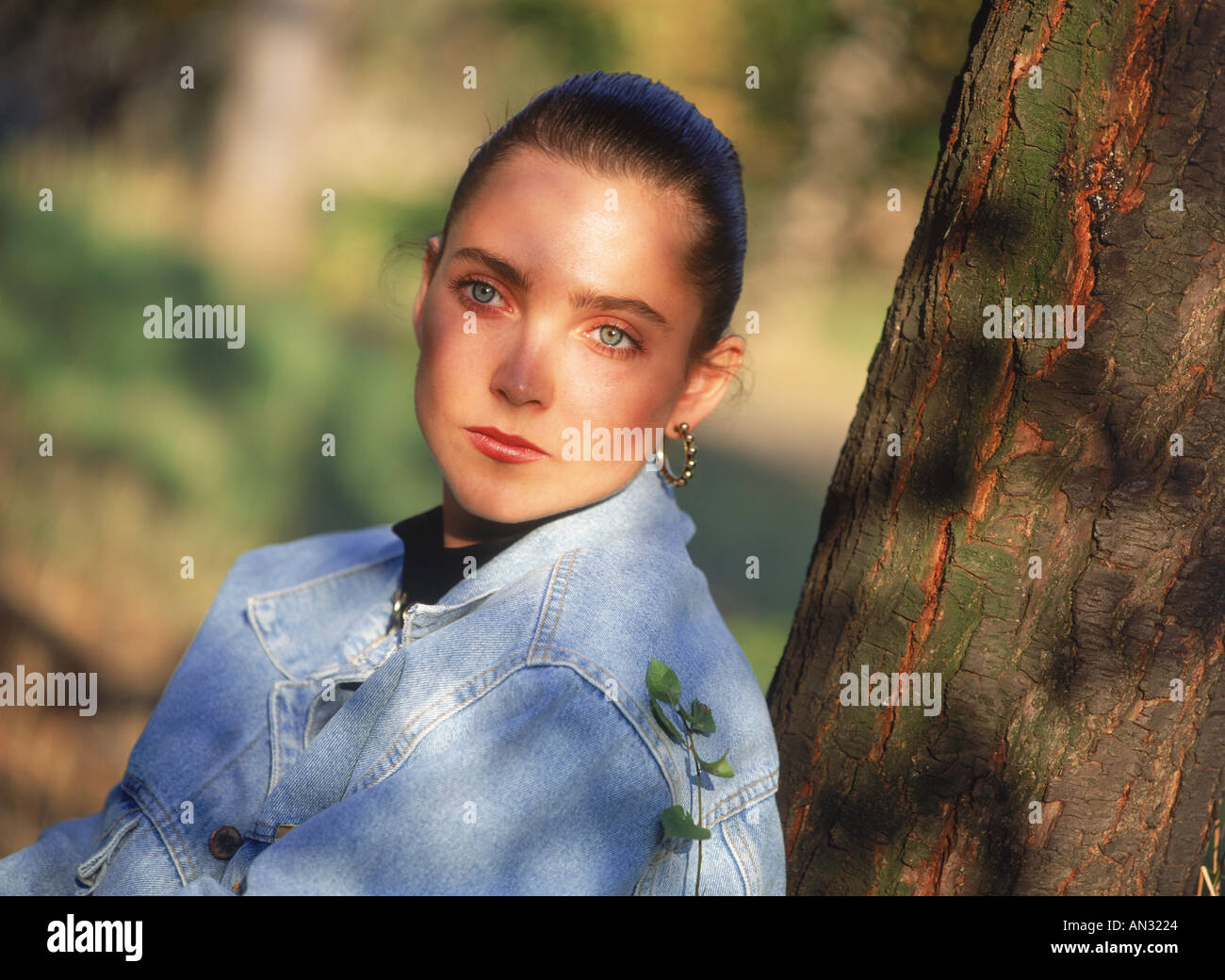 Russian women sitting in park contre l'arbre Banque D'Images