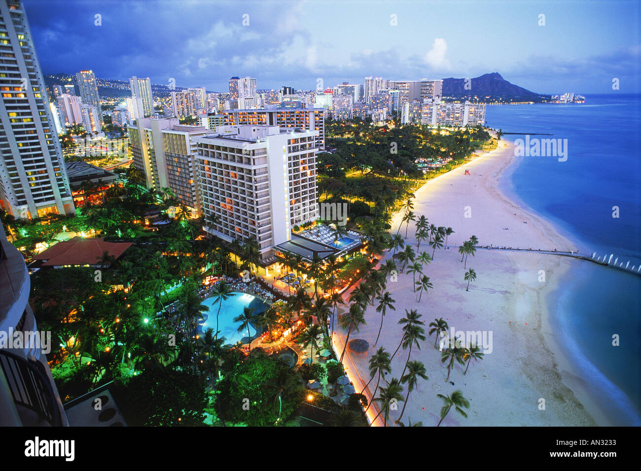Sommaire des plages de Waikiki avec Diamond Head au crépuscule Banque D'Images