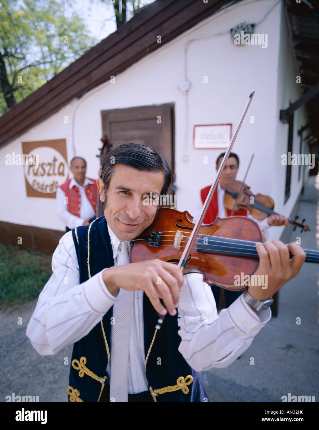Gipsy Fiddler en costume traditionnel, Puszta, Hongrie Banque D'Images