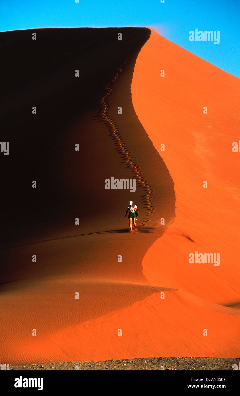 Touristique de la Namibie sur les dunes de sable du désert du Namib en Namibie Banque D'Images