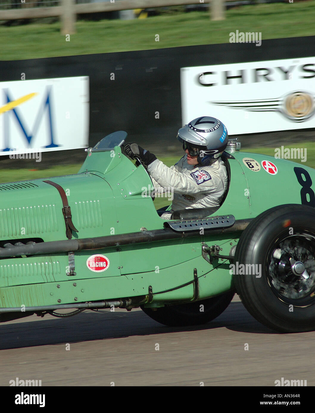 Une ère-type R1A Course à Goodwood Sussex England UK Banque D'Images