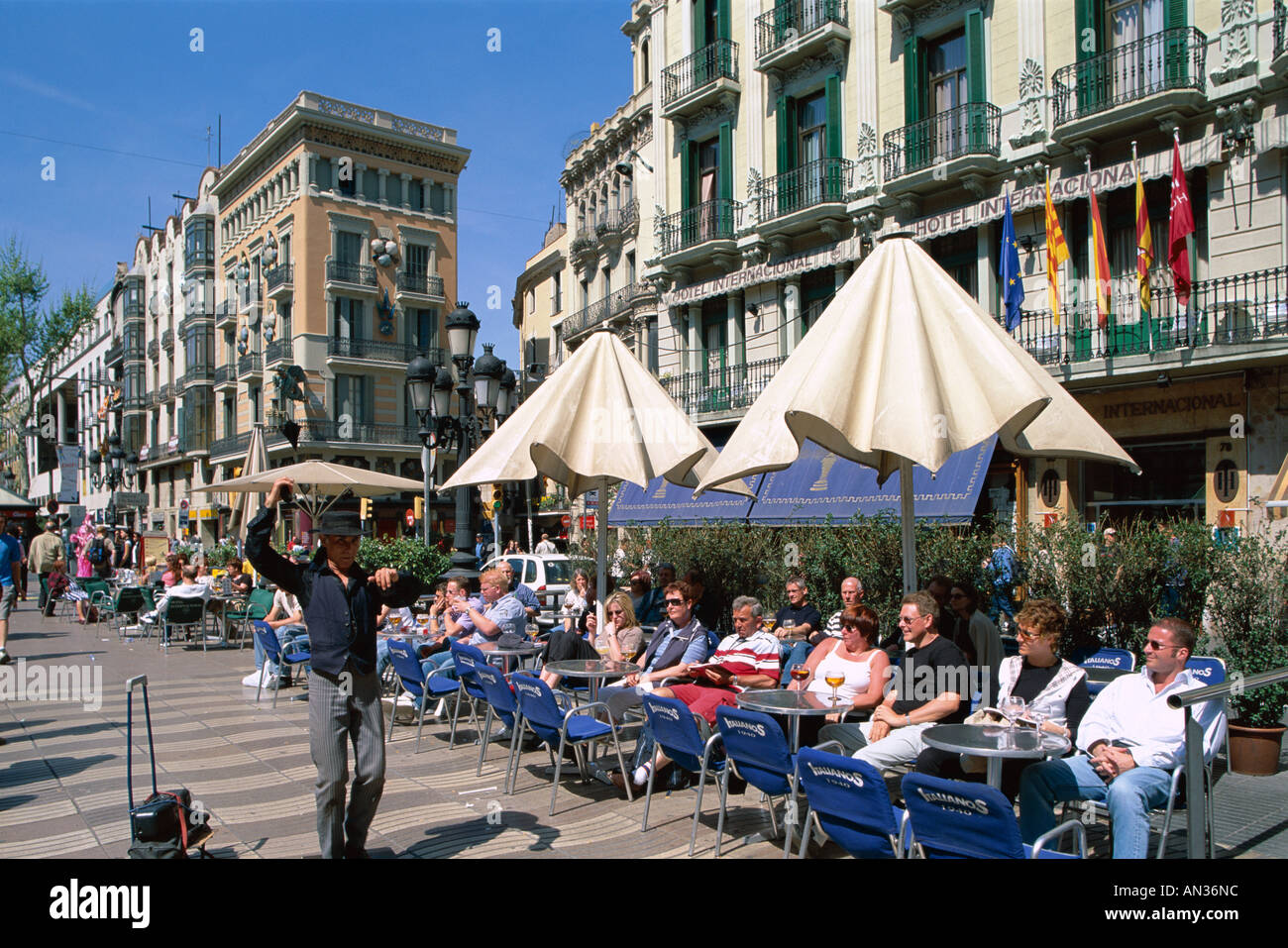 Las Ramblas / cafés & Street Performer, Barcelone, Catalogne, Espagne Banque D'Images