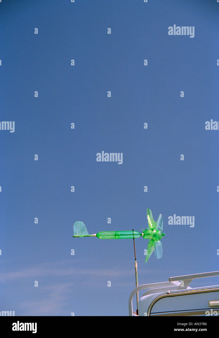 Girouette sur camping avec ciel bleu Banque D'Images