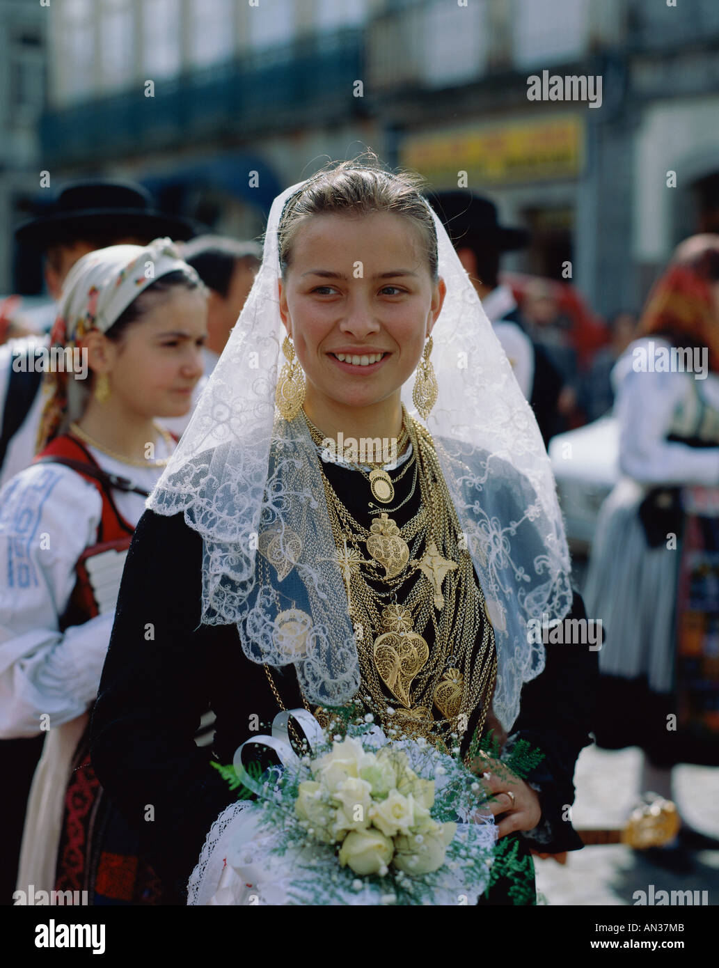 En fille habillé en costume traditionnel, Vila Franca do Lima, Portugal  Photo Stock - Alamy