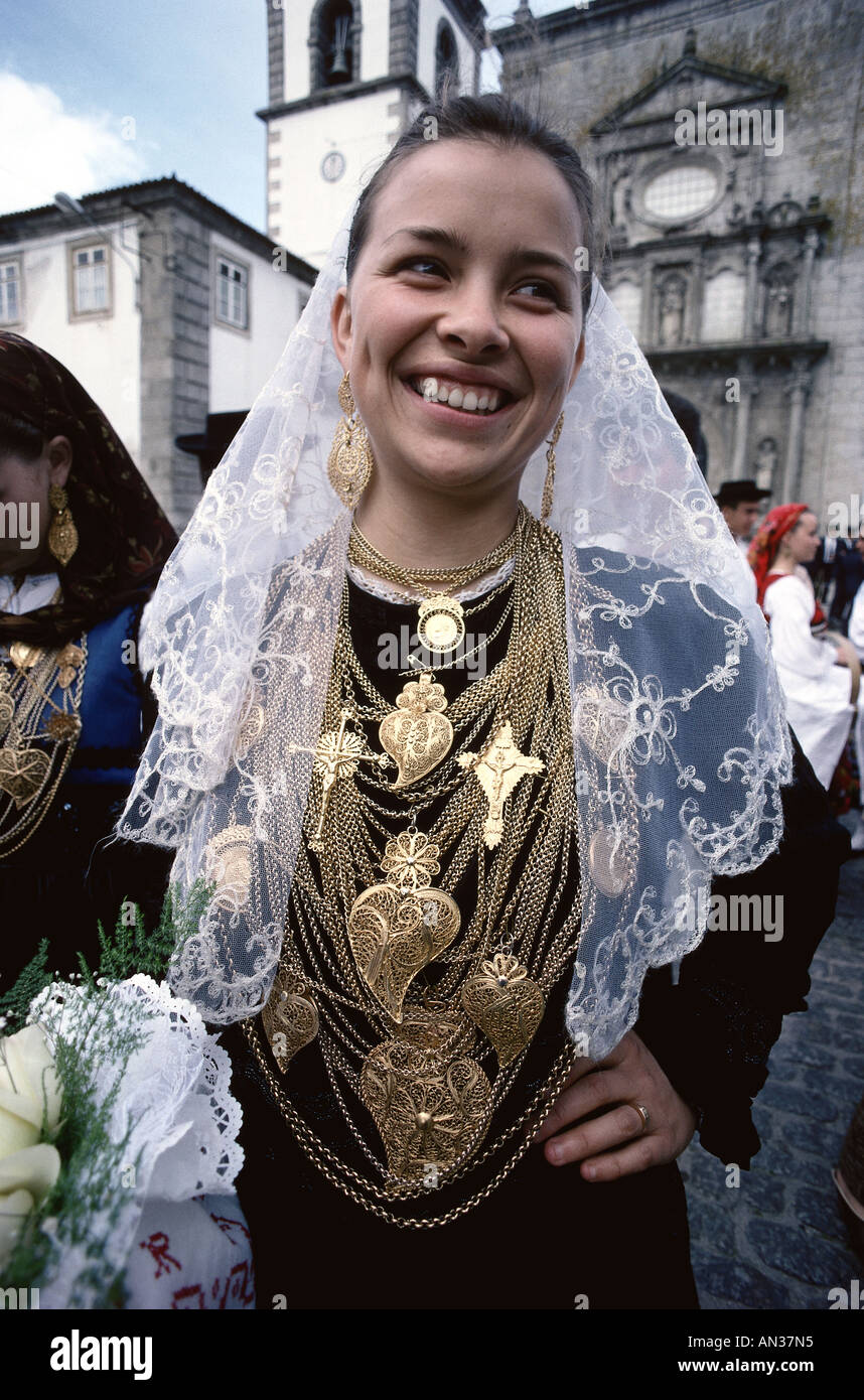 En fille habillé en costume traditionnel, Vila Franca do Lima, Portugal Banque D'Images