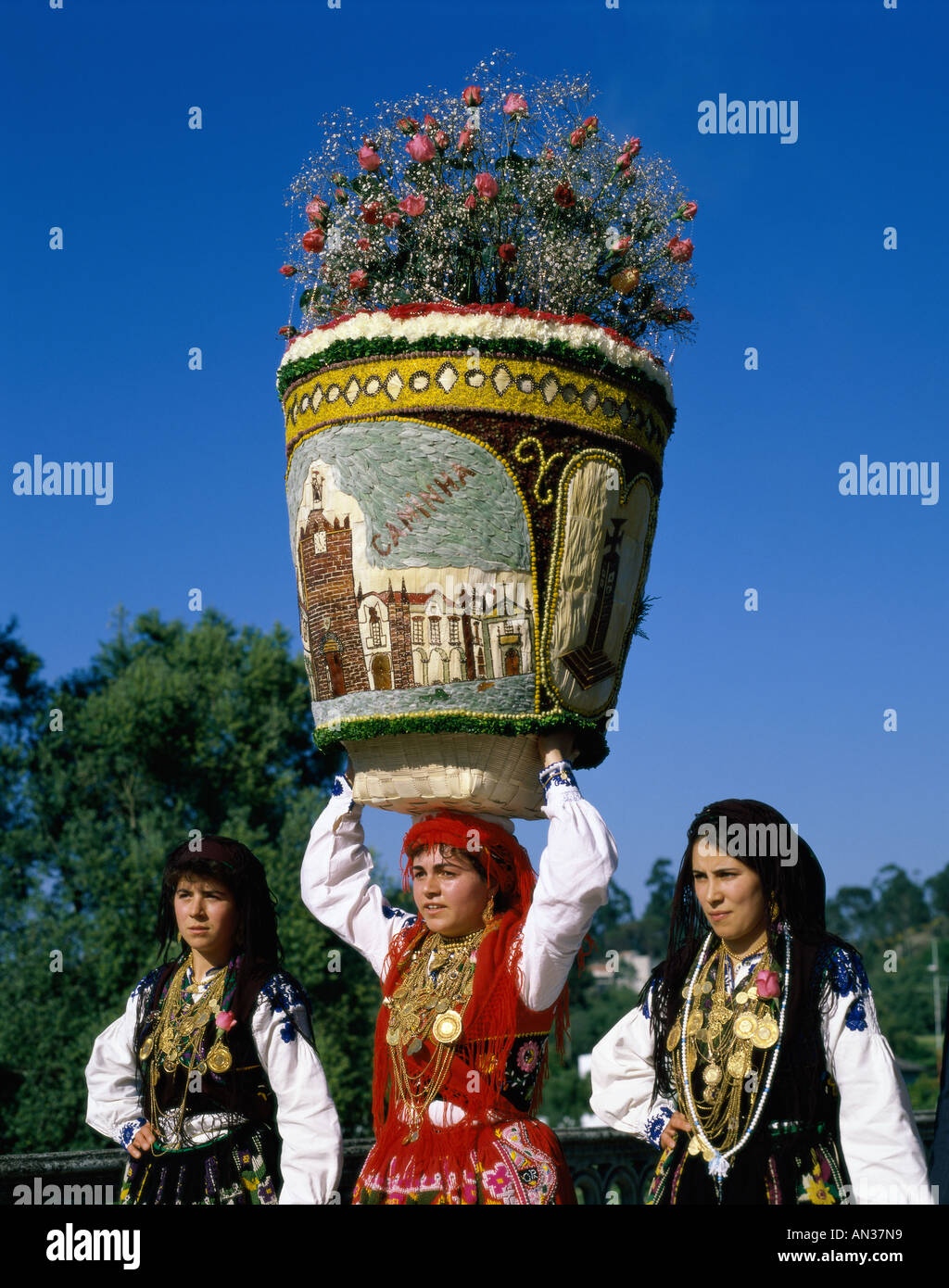 Rose Festival / jeune fille en costume traditionnel, Vila Franca do Lima, Portugal Banque D'Images