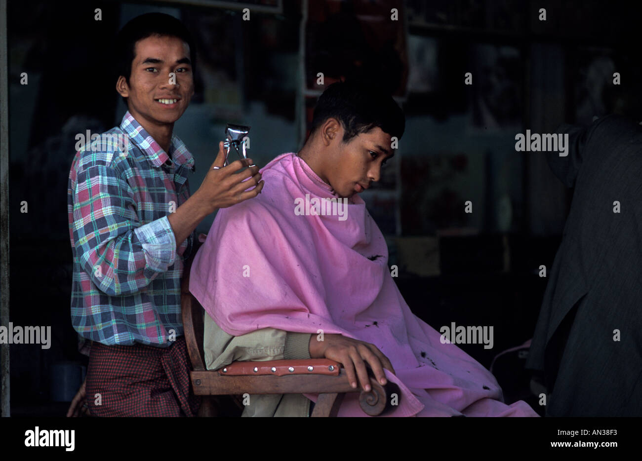 Dos et côtés court coiffure s shop Nyaung Shwe Lac Inle (Birmanie Banque D'Images