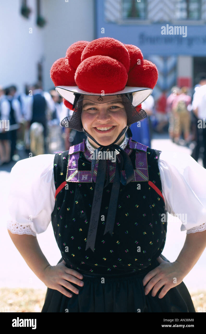 Femme en costume traditionnel, Unter Prechtal, Forêt-Noire, Bade-Wurtemberg, Allemagne Banque D'Images