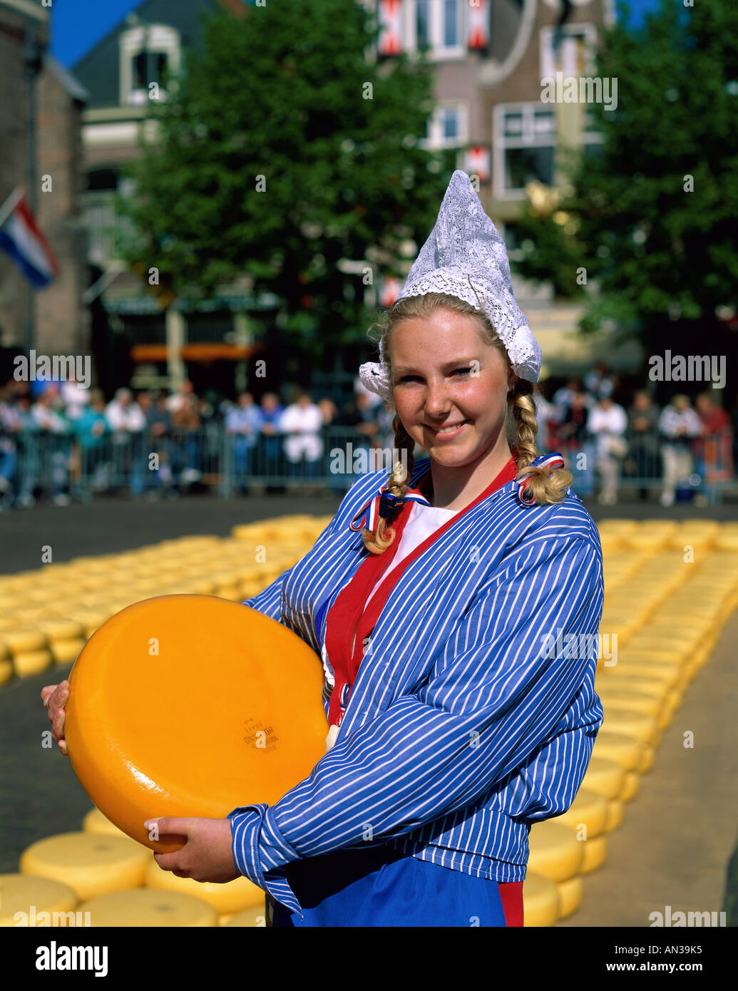 Marché au Fromage / fille habillé en costume Holding néerlandais , Fromages d'Alkmaar, Pays-Bas Banque D'Images